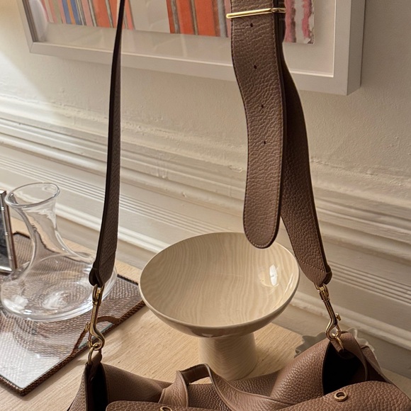 Cuyana Classic Brown Leather Tote - Picture 5 of 5